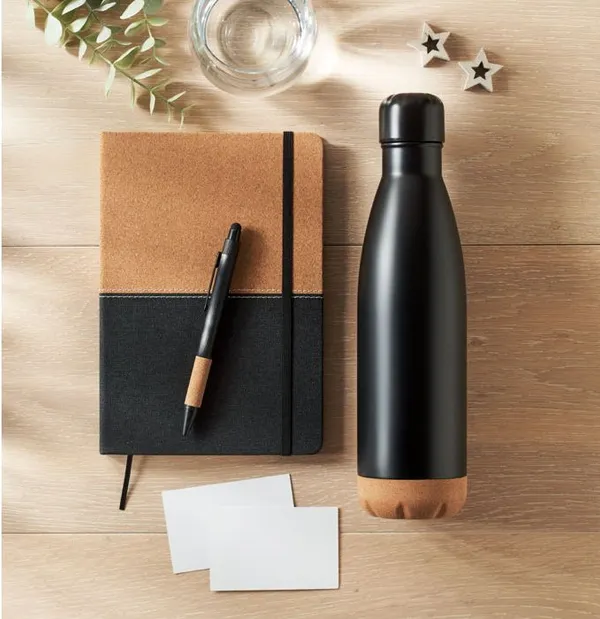 Geschenkset met kurk notitieboek, bamboe pen en zwarte drinkfles