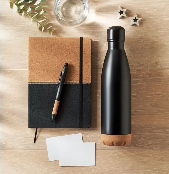Geschenkset met kurk notitieboek, bamboe pen en zwarte drinkfles