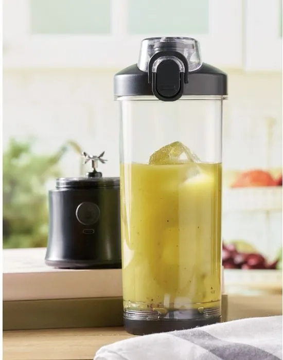 Draagbare blenderfles met smoothie en losse blenderunit