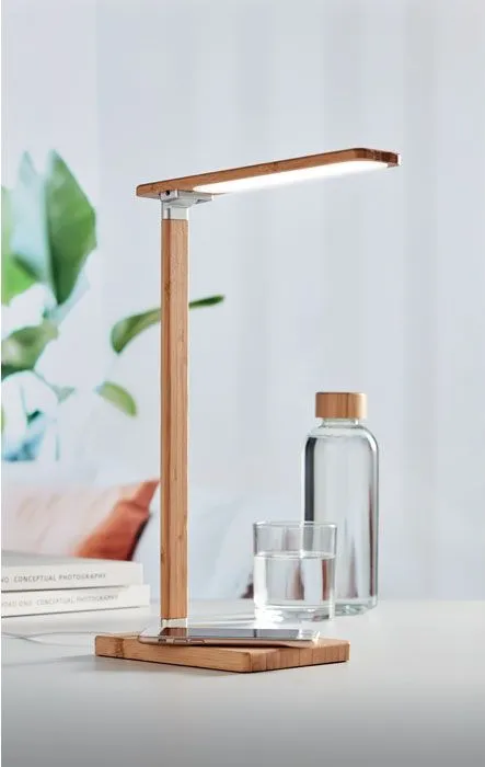 Bamboe bureaulamp met draadloze oplader in de voet