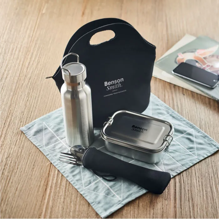 Zwarte lunchtas met roestvrijstalen drinkfles, lunchbox en bestek