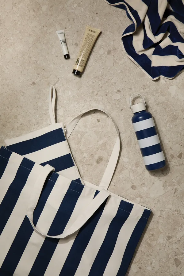 Blauw-wit gestreepte shopper met bijpassende drinkfles en handdoek